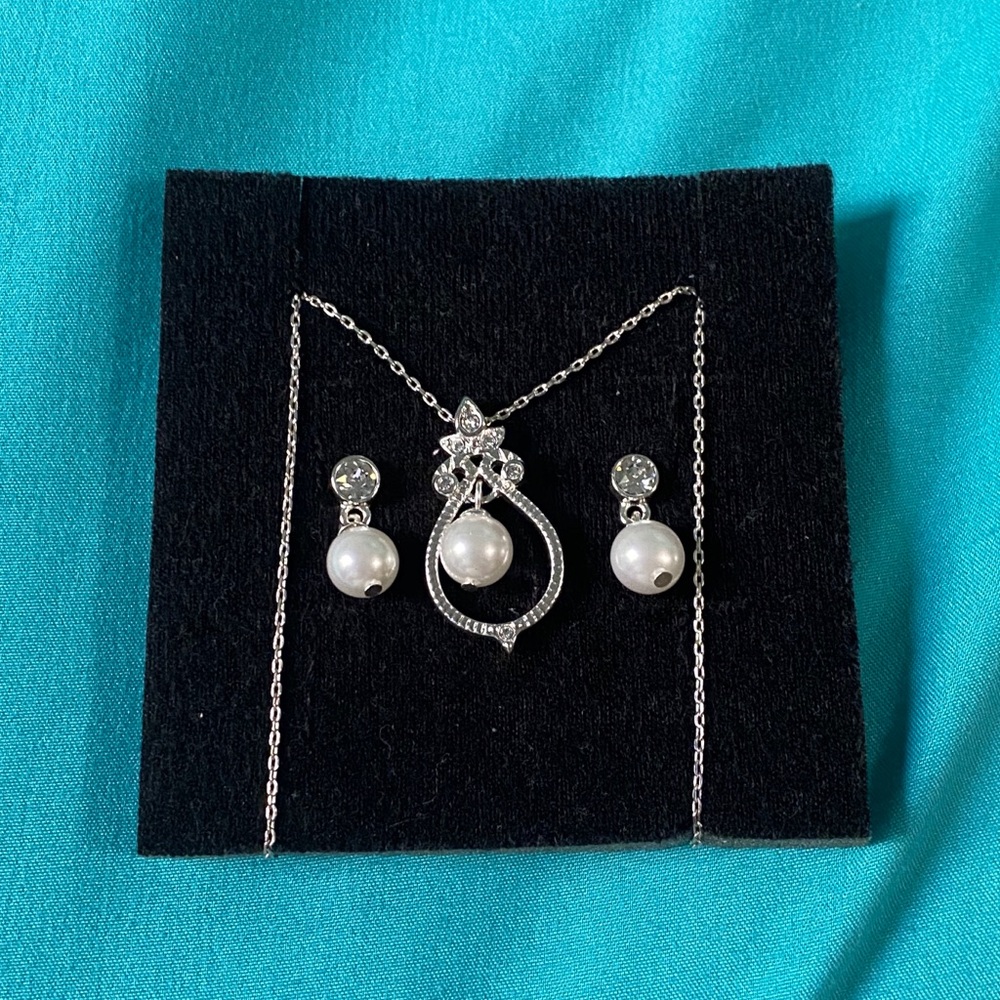 Sterling silver pearl drop necklace & earrring set
